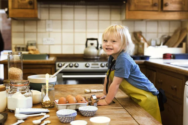 Liten pojke bakning — Stockfoto