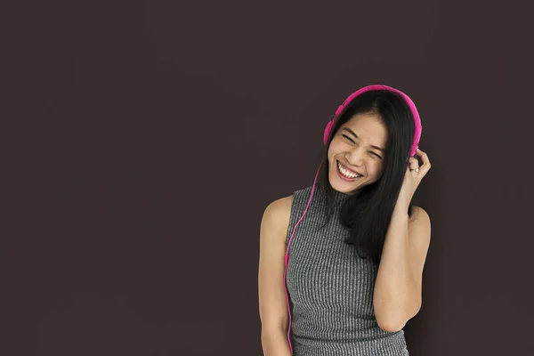 Asiática mulher ouvindo música em fones de ouvido — Fotografia de Stock