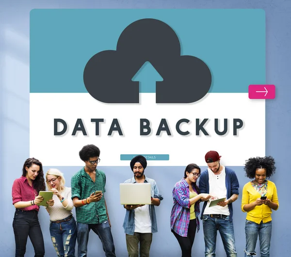 Dijital aygıtlar kullanan insanlar