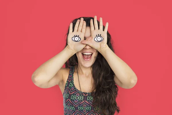 Kobieta z rysunek oczy na rękach — Zdjęcie stockowe