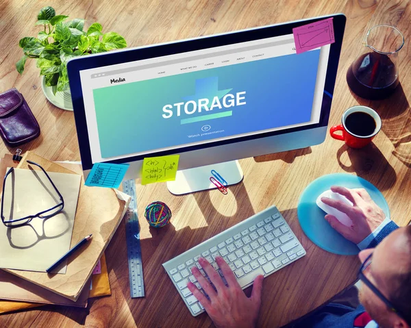 Hombre de negocios usando computadora — Foto de Stock