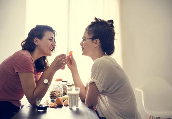 Pareja lesbiana pasando tiempo juntos —  Fotos de Stock