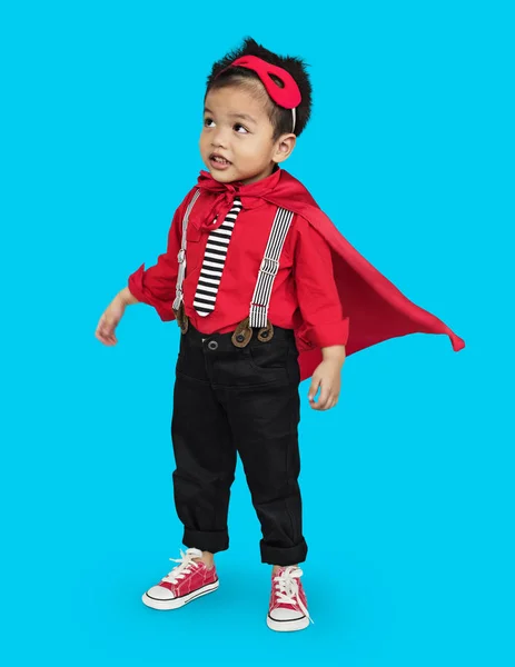 Kleiner asiatischer Junge im Superheldenkostüm — Stockfoto