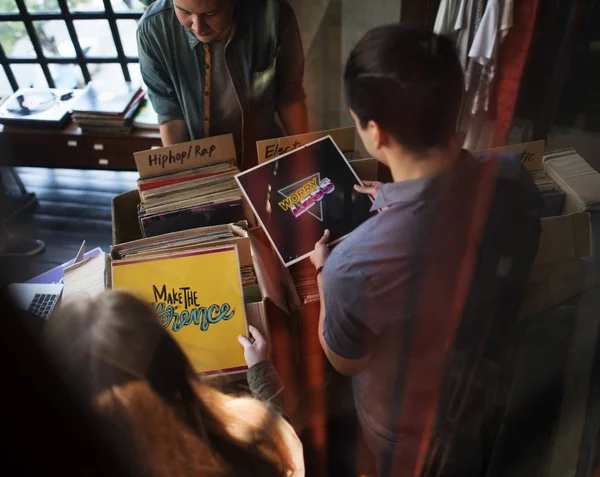 Amigos eligiendo Vinyl Records —  Fotos de Stock