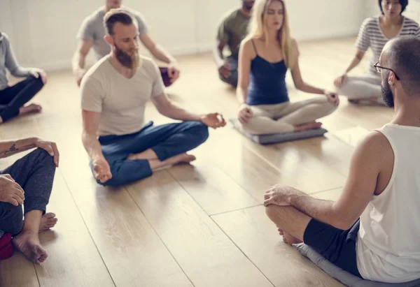 Pessoas fazendo joga na classe — Fotografia de Stock