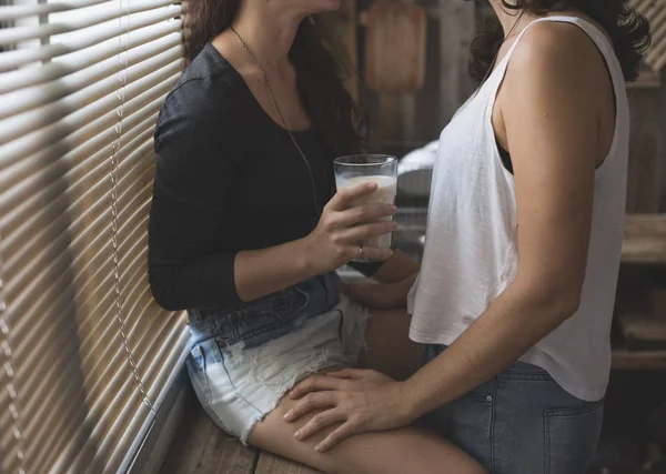 Pareja lesbiana pasando tiempo juntos — Foto de Stock