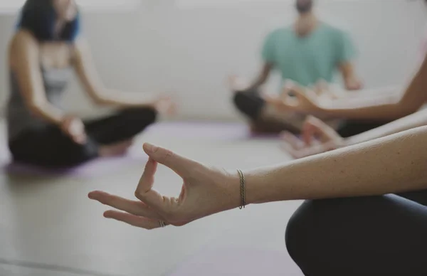 Yoga, meditasyon yapan insanlar — Stok fotoğraf