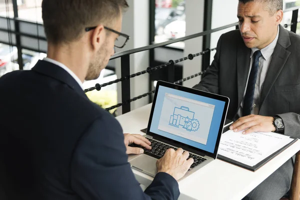 Empresarios trabajando en la mesa — Foto de Stock