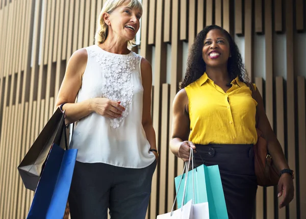 Mujeres con bolsas de compras hablando —  Fotos de Stock