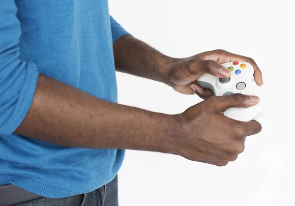 Mann spielt Videospiel mit Controller — Stockfoto