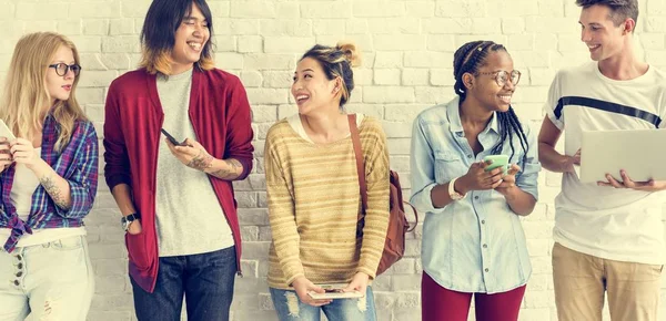 Students using digital devices — Stock Photo, Image