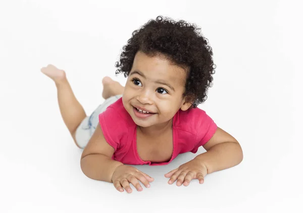 Schattig Afrikaans kind tot op vloer — Stockfoto