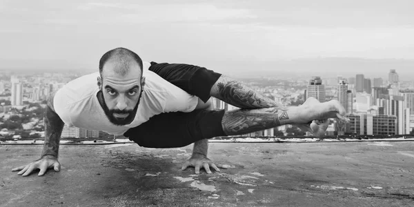 Людина практикує йогу на Rooftop — стокове фото