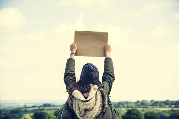 Frau hält Papier im Freien — Stockfoto