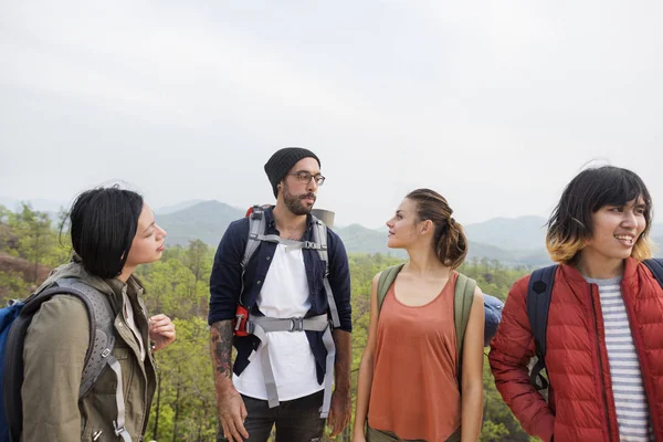 Amigos exploran la naturaleza —  Fotos de Stock