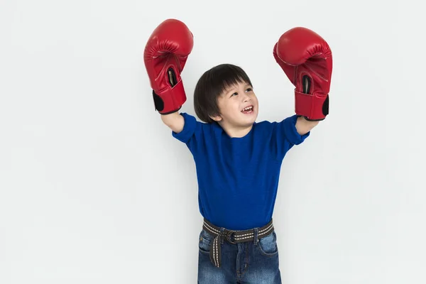 Kleiner asiatischer Junge mit Boxhandschuhen — Stockfoto