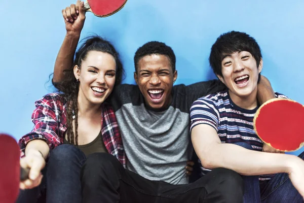 Diversidad de amigos con raquetas de ping pong —  Fotos de Stock