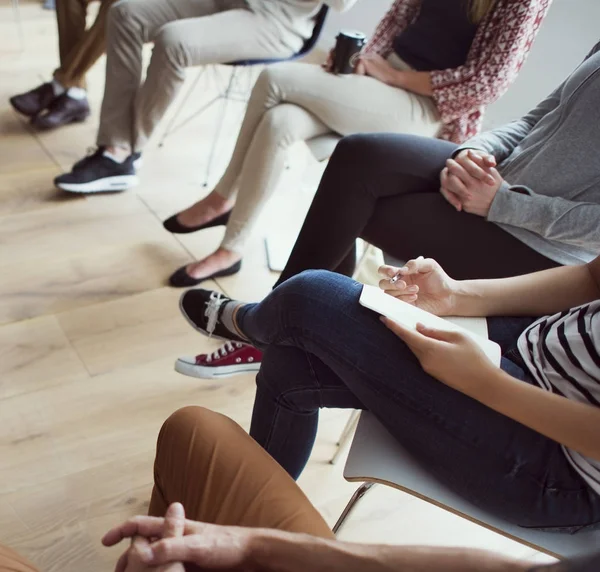 Personen bei der Sitzung im Amt — Stockfoto