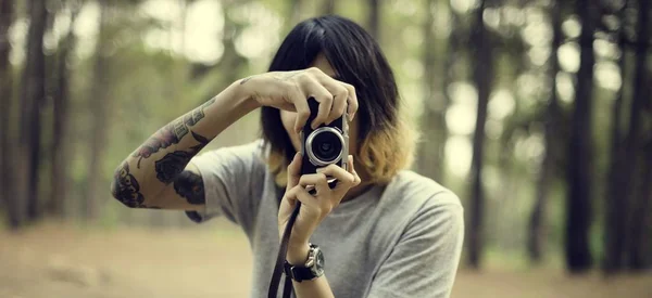 Fotógrafo tomando fotos con cámara — Foto de Stock