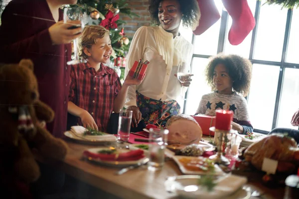 Família na mesa de Natal — Fotografia de Stock