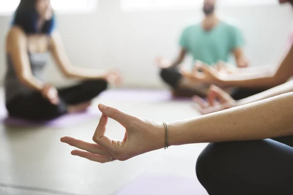 Yoga, meditasyon yapan insanlar — Stok fotoğraf