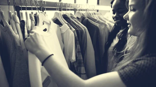 女の子の店で服を選ぶ — ストック写真