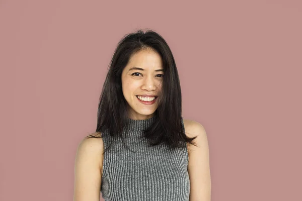 Kısa saçlı sevimli Asyalı kadın — Stok fotoğraf