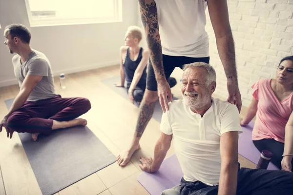 Gente haciendo joga en la clase —  Fotos de Stock