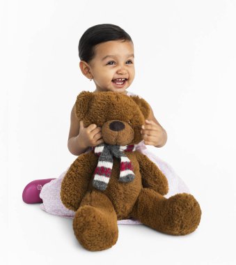 Oyuncak ayıyı tutan kız