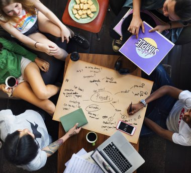 Arkadaşlar birlikte takılıyor.