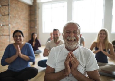 Joga sınıfındaki yapan insanlar
