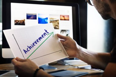 adam holding kağıt boş 