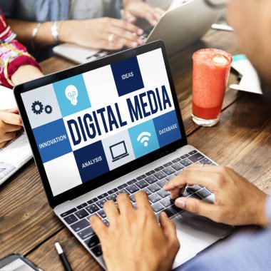 tipik dizüstü klavye üzerinde insanlar