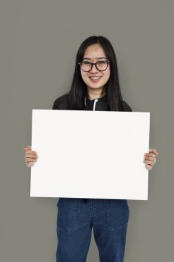 Boş boş tutan kız