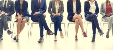 sandalyelere oturan insanlar