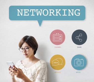 Akıllı telefon kullanan kadın