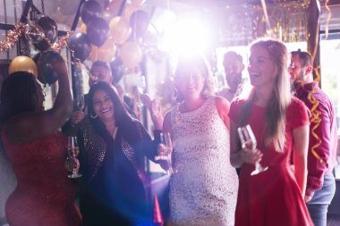 mutlu insanlar, partide