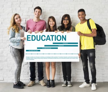 Beyaz tahta tutan öğrenciler