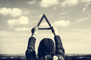 Kadın holding ahşap üçgen