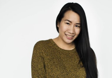 stüdyoda gülümseyen Asyalı kadın 