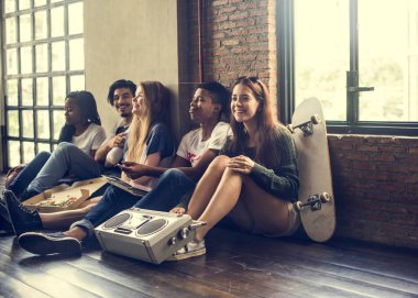 Pizza Yiyen Arkadaşlar