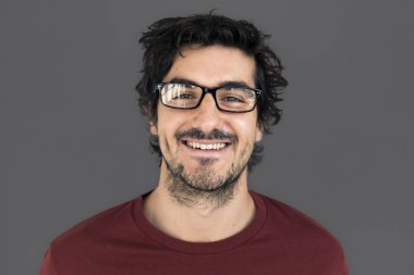 Studio gülümseyen adam