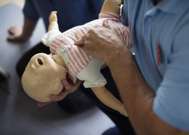 CPR ilk yardım eğitimi öğrenme insanlar 