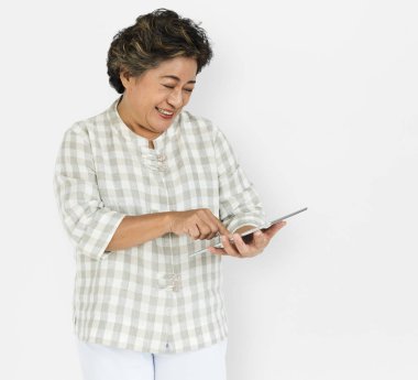  dijital tablet kullanan kadın