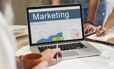 dizüstü bilgisayarda çalışan mimar