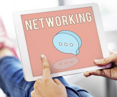 Dijital tablet kullanan kişi