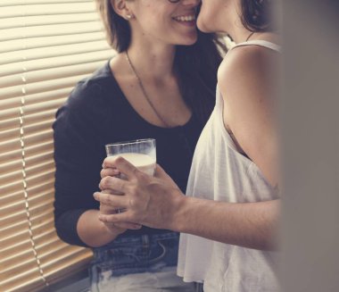 Lezbiyen çift birlikte vakit geçiriyor.