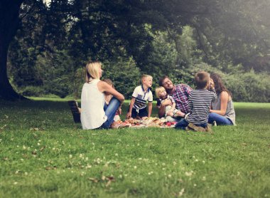 Aile piknikten hoşlanıyor