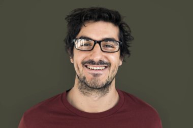 Studio gülümseyen adam