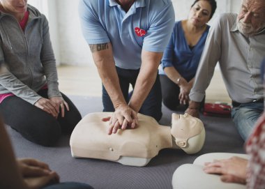 CPR ilk yardım eğitimi öğrenme insanlar 